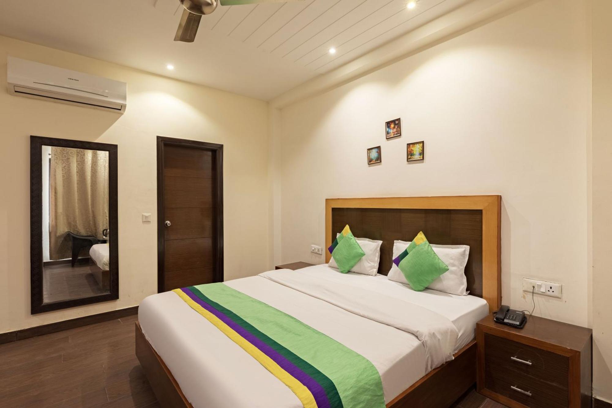 Treebo White Castle, Gurgaon Hotel Buitenkant foto