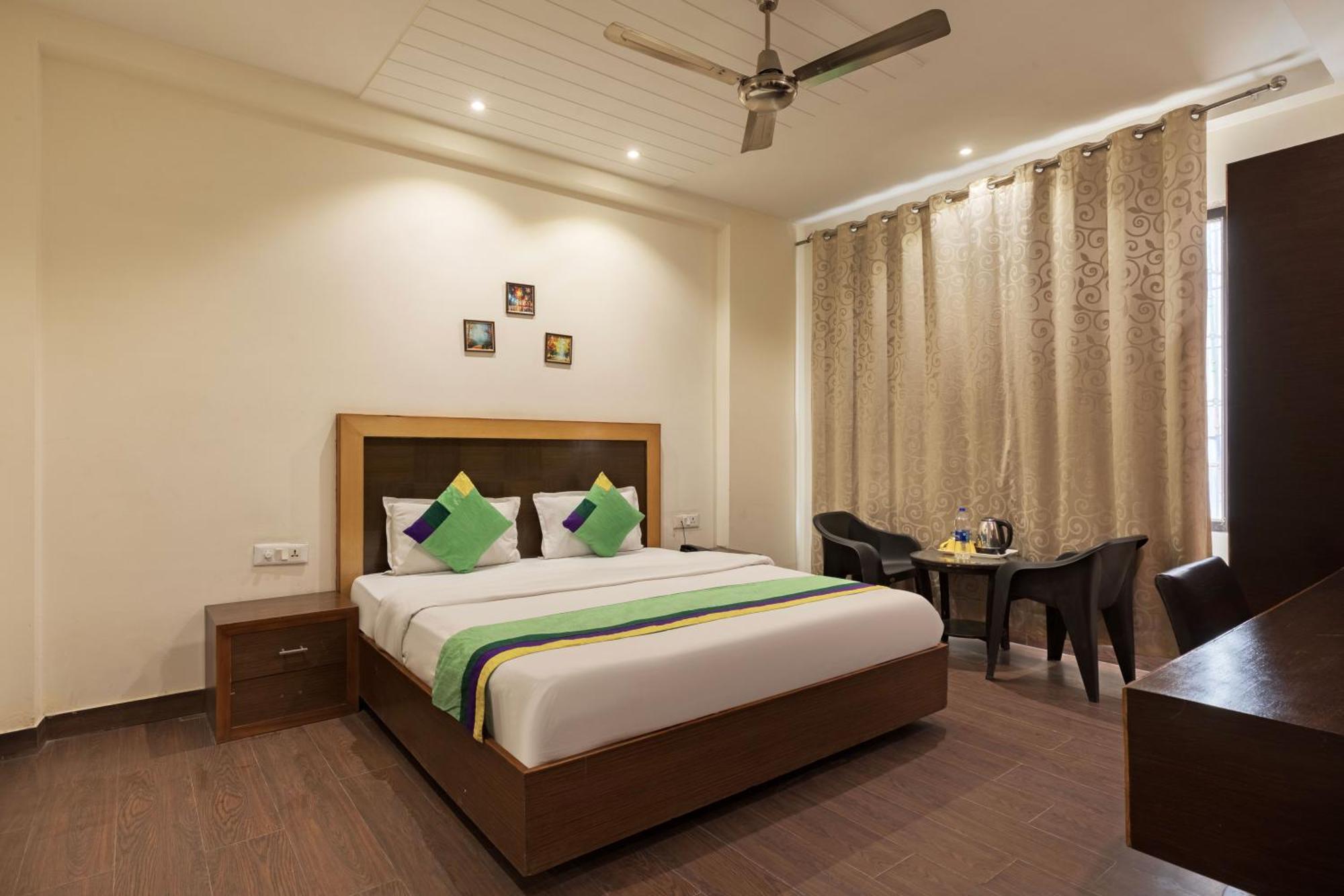 Treebo White Castle, Gurgaon Hotel Buitenkant foto