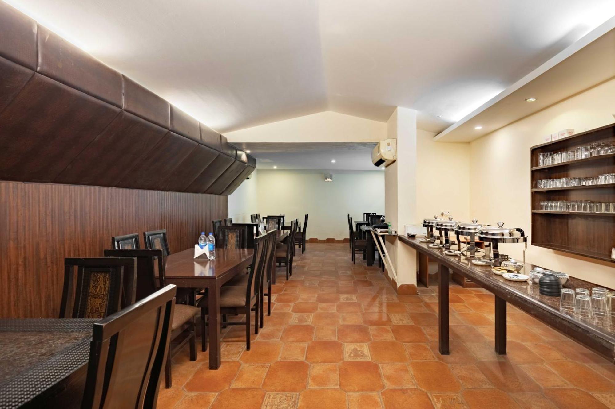 Treebo White Castle, Gurgaon Hotel Buitenkant foto