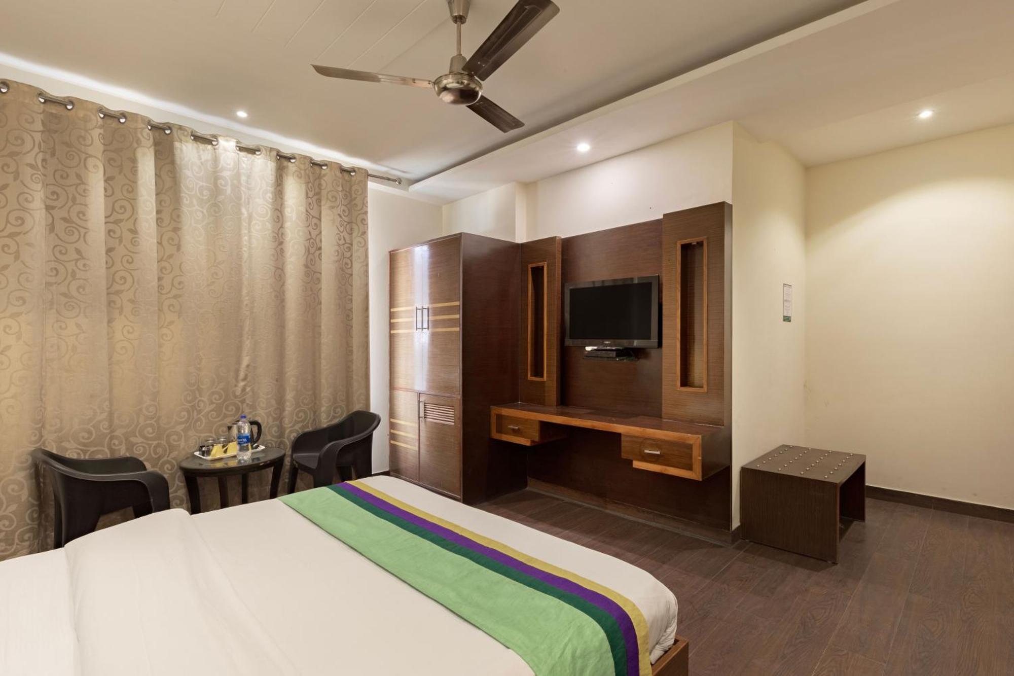 Treebo White Castle, Gurgaon Hotel Buitenkant foto