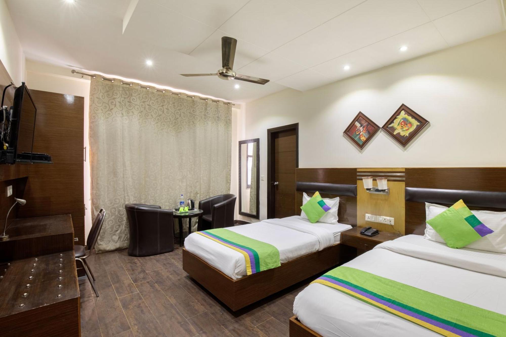 Treebo White Castle, Gurgaon Hotel Buitenkant foto