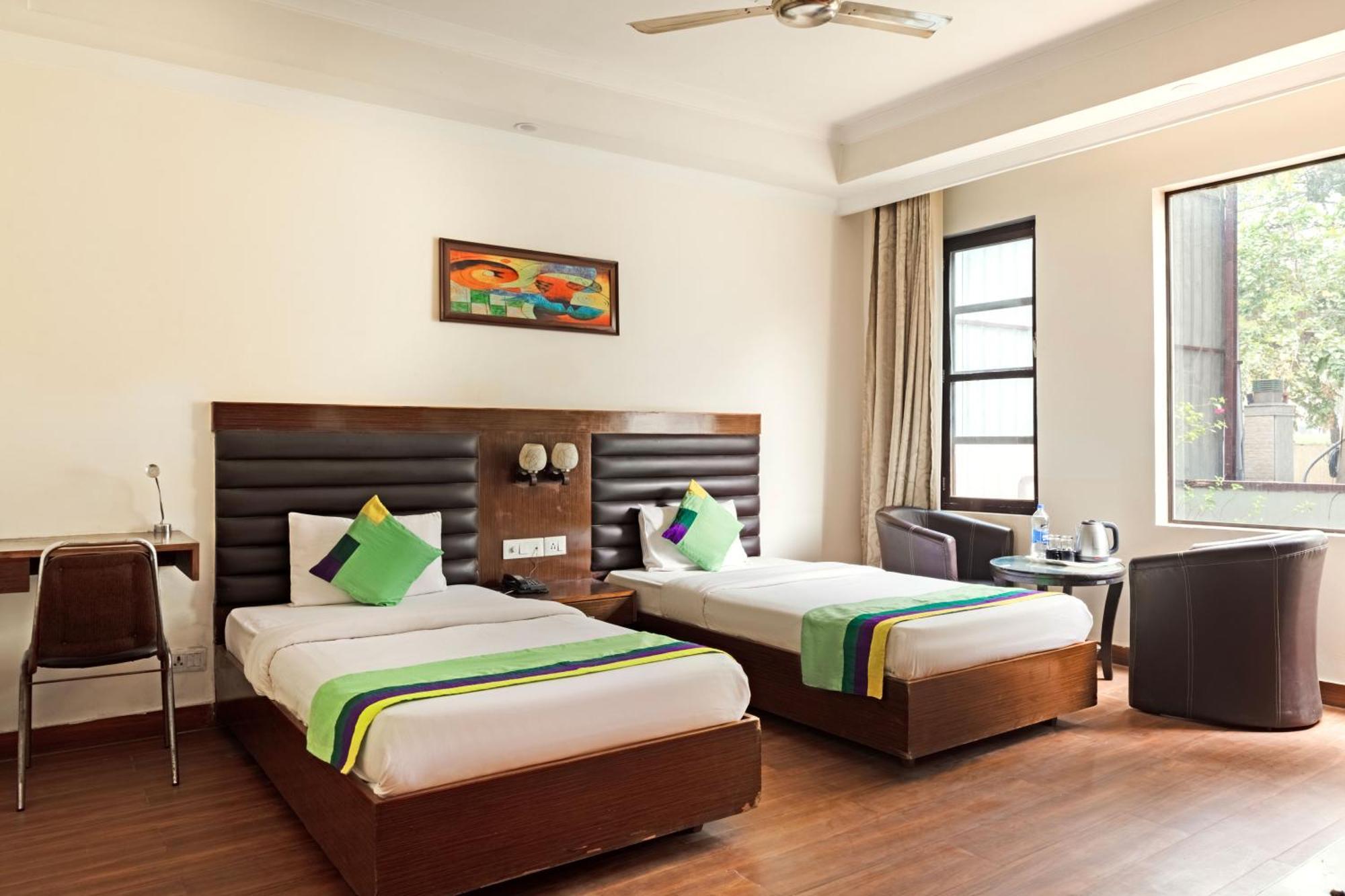 Treebo White Castle, Gurgaon Hotel Buitenkant foto