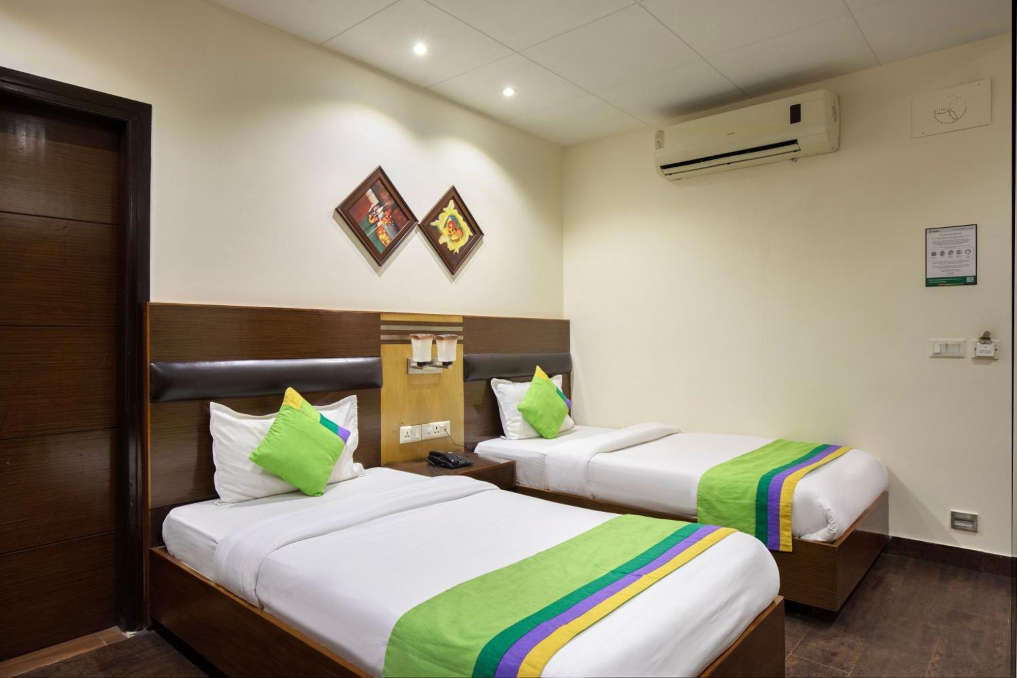 Treebo White Castle, Gurgaon Hotel Buitenkant foto