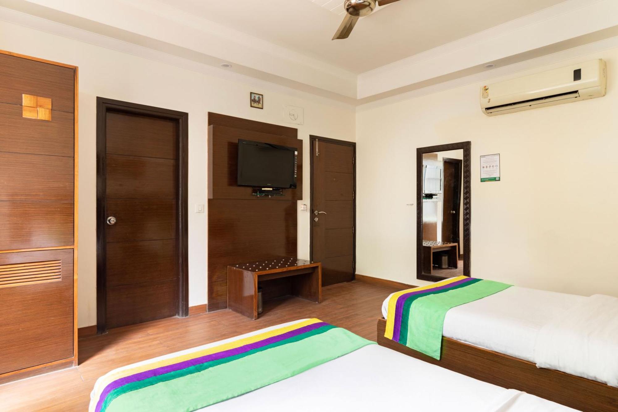 Treebo White Castle, Gurgaon Hotel Buitenkant foto