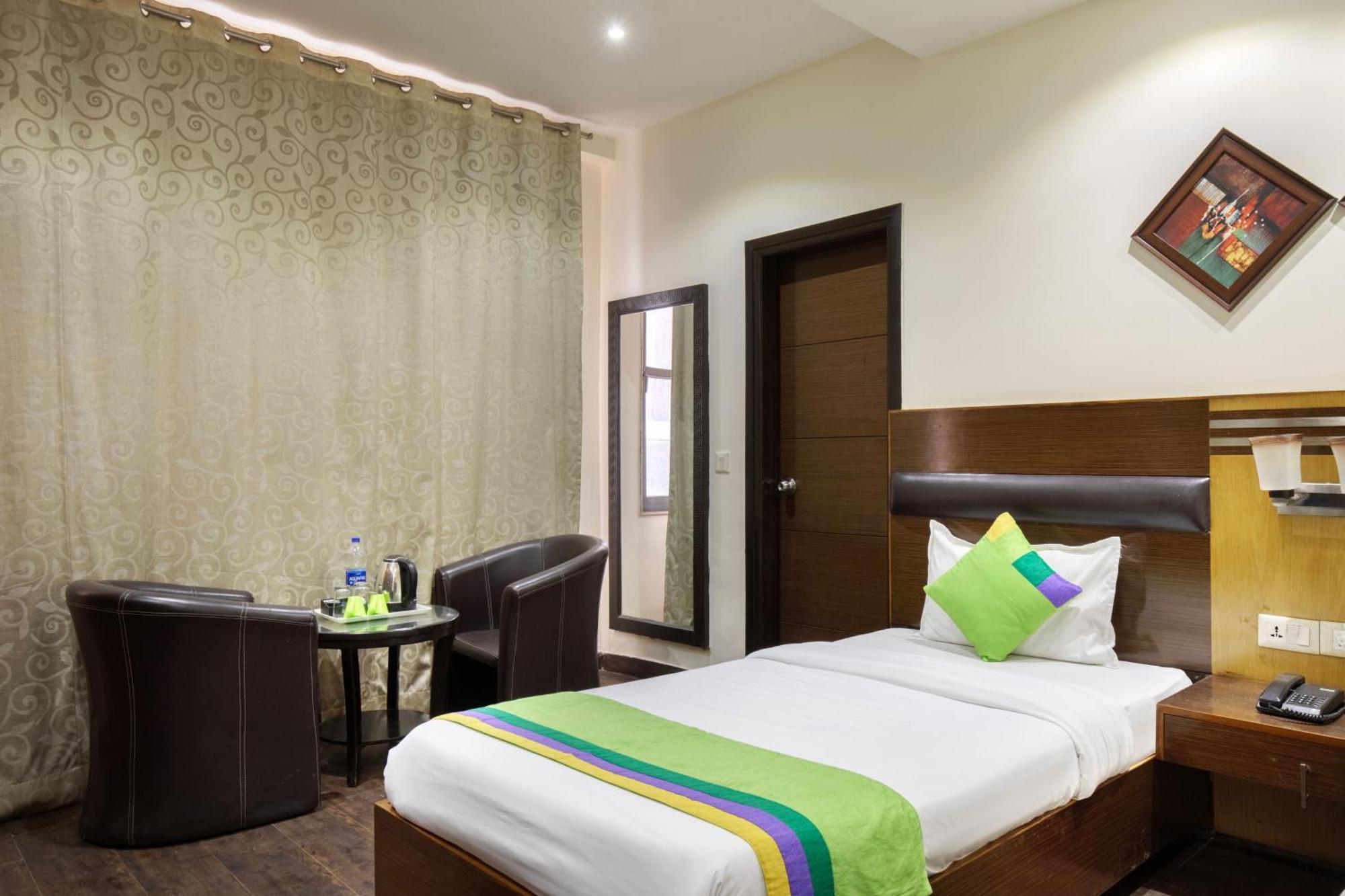 Treebo White Castle, Gurgaon Hotel Buitenkant foto