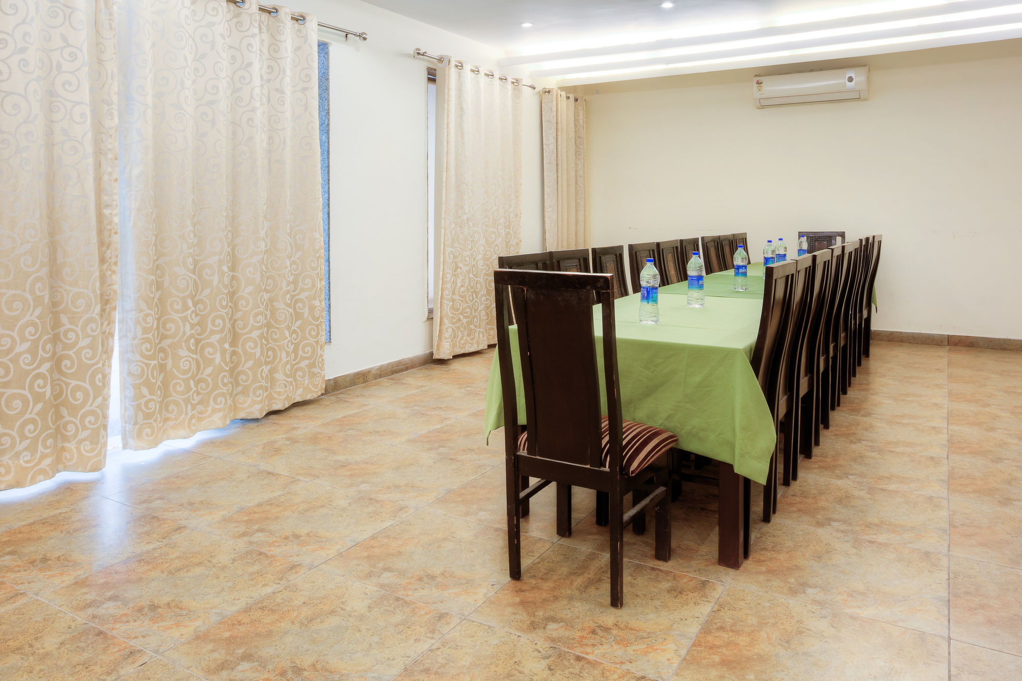 Treebo White Castle, Gurgaon Hotel Buitenkant foto